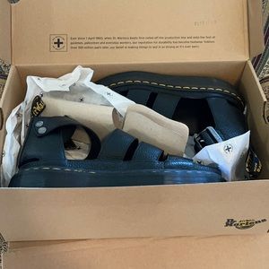 Dr. Marten Clarissa II Quadform Sandal.